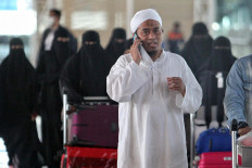 Passengers prepare to check in for their flight at Soekarno Hatta International Airport in Tangerang, Banten, on May 7. The Transportation Ministry has allowed modes of public transportation to resume operations to accommodate certain travelers while still banning this year’s Idul Fitri mudik (exodus). JP/Seto Wardhana