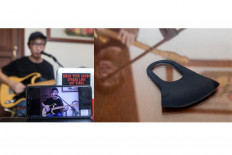 Robert Mulyahardja, a guitar coach with D'Jazz Music School, gives an online private lesson at his house in Pondok Indah, South Jakarta, on May 4. JP/Seto Wardhana.