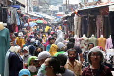 People swarm clothing stores at Tanah Abang in Central Jakarta on May 18. Most of the visitors broke the social distancing policy to continue the tradition of buying new clothes for Idul Fitri. JP/Dhoni Setiawan