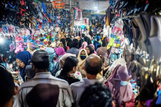 Sheer ignorance: Shoppers flock to Pasar Pembangunan traditional market on Thursday in Pangkalpinang, Bangka Belitung, despite the nationwide health emergency policies in place to “flatten the curve” of COVID-19 infection. Antara/Anindira Kintara

