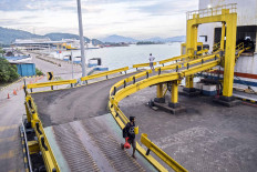All quiet on the seafront: A lone man disembarks a ferry on Wednesday at Merak Port in Banten. The port has seen a 98.3 percent decline in passengers making the Sumatra-Java crossing for Idul Fitri this year. Antara/Galih Pradipta
