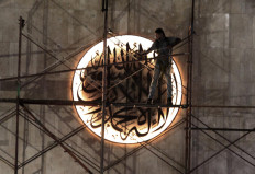 A worker installs a construction platform inside Istiqlal Mosque. JP/Sutrisno Jambul