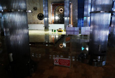 A sign shows that only employees are allowed to enter the mosque’s premises. JP/Sutrisno Jambul 