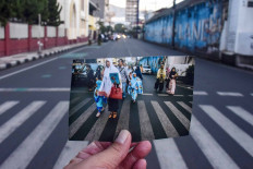 Before and after: The main street in front of Jamik Mosque in Malang, East Java, is deserted on Sunday, a stark contrast from an image captured of the same street during a previous year’s Idul Fitri
celebration. JP/Aman Rochman