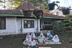 Pray at home: A family takes part in Idul Fitri prayers in front of their home in Sentul, West Java, on May Sunday. JP/Seto Wardhana