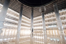 Out of the ordinary: Istiqlal Mosque in Central Jakarta is unusually empty during this year’s Idul Fitri celebration on Sunday. Thousands of Muslims ordinarily gather at the mosque for Idul Fitri prayers, but due to the COVID-19 pandemic, the annual event was cancelled. JP/Donny Fernando