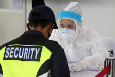 A security officer joins a free rapid test at the Hotel Indonesia traffic circle are in Central Jakarta on May 26. The Indonesia Bersatu Lawan Covid-19 (Indonesia Unite Against COVID-19) volunteers brought a mobile laboratory to conduct the mass rapid test in the area. JP/Wendra Ajistyatama 