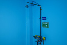 The laboratory is equipped with an emergency eyewash and safety shower station. The education and research laboratory was founded in 2015 through a collaboration between Warmadewa University and the Eijkman Institute. JP/Agung Parameswara