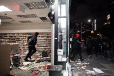 People loot a store during demonstrations over the death of George Floyd by a Minneapolis police officer on June 1, 2020 in New York. - New York's mayor Bill de Blasio today declared a city curfew from 11:00 pm to 5:00 am, as sometimes violent anti-racism protests roil communities nationwide.
Saying that "we support peaceful protest," De Blasio tweeted he had made the decision in consultation with the state's governor Andrew Cuomo, following the lead of many large US cities that instituted curfews in a bid to clamp down on violence and looting. AFP/Bryan R. Smith