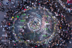 Ariel view of protestors gathered near the makeshift memorial in honour of George Floyd marking one week anniversary of his death, on June 1, 2020 in Minneapolis, Minnesota. - Major US cities -- convulsed by protests, 
clashes with police and looting since the death in 
Minneapolis police custody of George Floyd a week ago -- braced Monday for another night of unrest. More than 40 cities have imposed curfews after consecutive nights of tension that included looting and the trashing of parked cars. AFP/Chandan Khanna 
