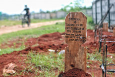A mockup grave marker advises visitors to follow the COVID-19 health protocols at Jombang public cemetery in South Tangerang, Banten. The cemetery&rsquo;s workers installed the grave marker after seeing news reports on crowds at airports and shopping centers, despite the physical distancing policy still in force. JP/Seto Wardhana