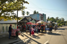 People buy snacks and ice cream after performing Idul Fitri prayers at a nearby mosque. JP/Arif Rahman AS