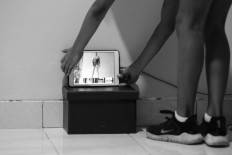 Ave adjusts the position of her tablet so that her coach can observe her moves. JP/Toto Santiko Budi