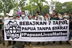 Students and activists of the Committee for the Release of Papuan Political Prisoners hold a rally on Monday at the Supreme Court in Central Jakarta. As part of Indonesia’s spin-off movement #PapuanLivesMatter, which was spurred by the ongoing Black Lives Matter movement around the world, the protesters demanded the release of the seven Papuan activists standing trial on treason charges at the Balikpapan District Court in East Kalimantan. JP/Dhoni Setiawan