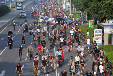 Thousands of cyclists take up nearly three lanes of the capital city's thoroughfare on June 14, from Senayan in South Jakarta to Thamrin in Central Jakarta. The Jakarta administration plans to resume its Car Free Day on Sundays along .Jl. Sudirman and Jl. M.H. Thamrin on june 21, with activities restricted to cycling and outdoor exercises, and street vendors banned from operating. JP/Wendra Ajistyatama