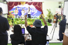 The director of a production crew gestures to student actors of SMA 8 senior high school during a livestreamed theatrical performance on Tuesday in Jakarta. Students from several state and private senior high schools have been taking a part in livestreamed performing arts production since Monday. JP/Seto Wardhana