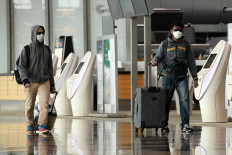  Singapore tightens virus curbs after infections spike 