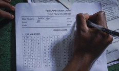 SMP 4 Bawang student Dani Difanudin does his school assignment at home in Batang regency, Central Java. Antara/Harviyan Perdana Putra