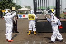 Activists from the Indonesian Forum for the Environment (Walhi) protest the omnibus bill on job creation in front of the House of Representatives compound in Jakarta on July 9. They demanded that lawmakers stop deliberating the bill. JP/Wendra Ajistyatama

