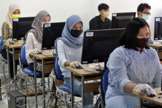 High school graduates take computer-based exams (UTBK) for university enrollment at the Jakarta State University campus in Jakarta on July 5. The exam is being conducted in two phases with a total of 42,463 participants. JP/Wendra Ajistyatama