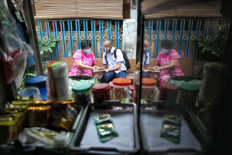 An official from Jakarta’s one-stop integrated service records the data of a kiosk owner in Tanah Tinggi on July 23. The Jakarta administration has relaxed permit requirements for small and medium enterprises (SMEs) that have been forced to cease operations because of the COVID-19 pandemic. JP/Seto Wardhana