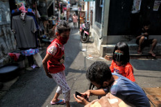 Children play in an alley of a densely populated area in Tanah Tinggi, Jakarta, on July 23. Many of the capital’s densely populated areas are hotspots for COVID-19 transmission. JP/Seto Wardhana