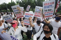 Hundreds of entertainment industry business owners and workers grouped under the Jakarta Association of Entertainment Entrepreneurs (Asphija) hold a rally in front of Jakarta City Hall on July 21. They urged the city administration to allow them to reopen their businesses. JP/Wendra Ajistyatama