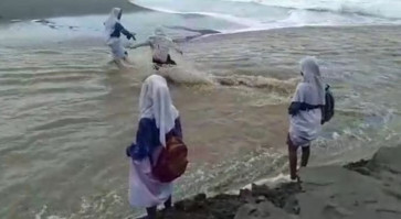 Students cross rivers, hike through mud to get to school in remote Maluku