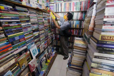 A seller at Kenari Book Market tidies up on July 26. Many sellers at the market said fewer customers were visiting their stalls due to the COVID-19 epidemic. JP/Wendra Ajistyatama