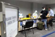 Passengers approach the rapid test area at Terminal 3 of Soekarno-Hatta International Airport in Tangerang, Banten, on July 29. Those who want to fly on domestic flights are required to show a rapid test results valid for 14 days. The airport provides a one-stop service for rapid tests that cost Rp 145,000 (US$9.9). JP/Dhoni Setiawan