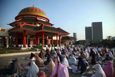 Muslims observe Idul Adha prayer at Babah Alun Mosque in Cilandak, South Jakarta, on July 31. The mosque management imposes a stringent protocol by requiring the congregation to wear masks and to practice social distancing while praying. JP/P.J. Leo