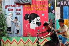 Children play near a coronavirus-themed mural at a playground in Kalipasir, Jakarta, on July 28.  Indonesia has recorded the highest number of coronavirus cases in Southeast Asia with 111,455 cases as of Sunday. JP/Seto Wardhana