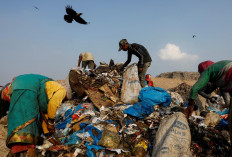 Waste collectors look for recyclable materials among bags of disposed medical waste at a landfill site, during the coronavirus disease (COVID-19) outbreak, in New Delhi, India, July 9, 2020. Reuters/Adnan Abidi 