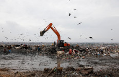 Waste collectors look for recyclable materials at a landfill site, during the coronavirus disease (COVID-19) outbreak, in New Delhi, India, July 22, 2020. Reuters/Adnan Abidi 