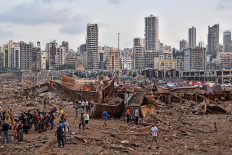 A picture shows the scene of an explosion near the the port in the Lebanese capital Beirut on August 4, 2020. - Two huge explosion rocked the Lebanese capital Beirut, wounding dozens of people, shaking buildings and sending huge plumes of smoke billowing into the sky. Lebanese media carried images of people trapped under rubble, some bloodied, after the massive explosions, the cause of which was not immediately known. AFP/Str