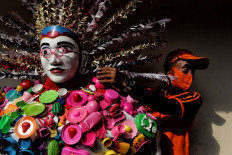 Public Facility Maintenance Agency (PPSU) workers build an ondel-ondel (traditional Betawi puppet) out of plastic waste at the Kemayoran district office in Jakarta on Aug. 4. The large puppet will be used in a celebration of Indonesian Independence Day on Aug. 17. JP/Seto Wardhana