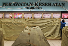 A worker covers a supermarket display at AEON Mall in Tangerang, Banten, on Aug. 6. The Tangerang regency administration has closed the mall from Aug. 6 to 13 after two employees tested positive for COVID-19. JP/Seto Wardhana