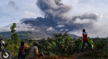 Flight warning as Mount Sinabung erupts again
