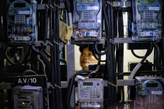A resident checks the electricity panel at a low-cost apartment in Bendungan Hilir, West Jakarta, on Aug. 18. The Energy and Mineral Resources Ministry’s electricity director general, Rida Mulyana, said that this year's electricity subsidy was projected to increase to Rp 62.93 trillion (US$4.29 billion). JP/Seto Wardhana