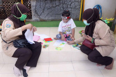 Teachers from the Al Amanah kindergarten in South Tangerang, Banten, pay a teaching visit to a student’s home on Aug. 19. Aside from visiting their students’ homes once every two weeks, the teachers have also organized online classes since the start of the COVID-19 outbreak. JP/Dhoni Setiawan