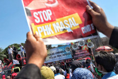 Workers stage a rally in front of the House of Representatives’ complex in Senayan, Jakarta, on Aug. 25. They opposed the omnibus bill on job creation and called for the government to do more to prevent mass layoffs during the COVID-19 pandemic. JP/Seto Wardhana