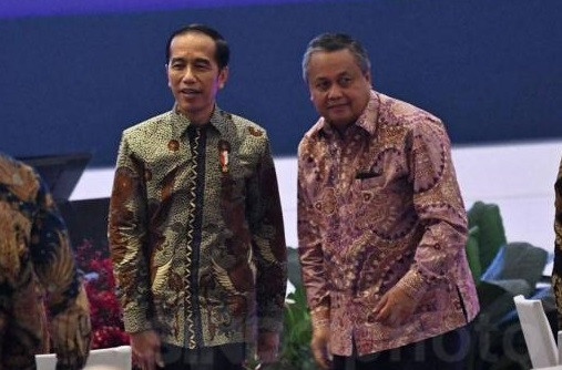 Monetary talks: President Joko “Jokowi” Widodo (left) shares a light moment with Bank Indonesia (BI) Governor Perry Warjiyo on the sidelines of the BI annual meeting in Jakarta on Nov. 28, 2019.