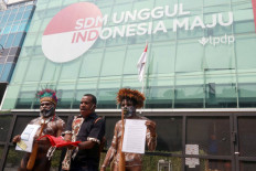 Members of the Ebamukai Solidarity Team wear Papuan traditional attire during their visit to the office of the Finance Ministry’s Endowment Fund for Education (LPDP) in Central Jakarta on Wednesday, September 16. 2020. They group has raised more than Rp 773.8 million (US$51,900) from Papuans to refund the government-sponsored scholarship received by Indonesian human rights lawyer Veronica Koman, who was recently asked to repay the funding, allegedly because of her advocacy on behalf of Papuans. JP/Dhoni Setiawan