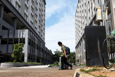 A man leaves Pademangan Athletes Village in North Jakarta, Sept. 25. The government plans to use a tower in Pademangan Athletes Village for asymptomatic COVID-19 patients if the isolation ward in the adjacent Kemayoran Athletes Village is full. JP/Seto Wardhana

