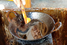 Imaroh, a batik painter from Giriloyo village, Bantul, Yogyakarta, boils wax as the initial step to produce batik, on Wednesday, September 30.2020. Indonesia celebrates National Batik Day on Oct. 2 to commemorate UNESCO’s recognition of batik as a Masterpiece of Oral and Intangible Heritage of Humanity in 2009. JP/R. Berto Wedhatama
