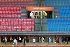COVID-19 patients undergoing isolation at the Patriot Candrabhaga Stadium in Bekasi, West Java, participate in morning exercises on October. 2. 2020. Physical exercise is deemed important to increase patients’ immunity while undergoing isolation. JP/Dhoni Setiawan
