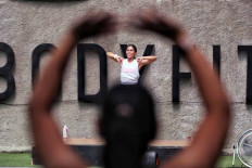 Gym members participate in a Zumba session at Bodyfit Jakarta on Oct. 17. The Jakarta administration has allowed fitness centers and indoor sports facilities to reopen at 25 percent capacity throughout the transitional PSBB, which started Oct. 12. JP/Seto Wardhana