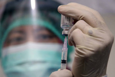 A medical worker at a community health center in Tapos, Depok, West Java, conducts a COVID-19 vaccination simulation on Oct. 21. Depok is expected to be among the regions with the earliest access to the vaccine due to its high levels of COVID-19 transmission. JP/P.J. Leo
