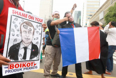 Protesters gather outside the French Embassy in Jakarta on Nov. 2, 2020 to protest against French President Emmanuel Macron’s comments considered to be insulting to the Prophet Muhammad and Muslims. JP/Dhoni Setiawan