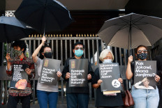 Maria Catarina Sumarsih (second right), the mother of Semanggi tragedy victim Bernardinus Realino Norma Irmawan, visits the Attorney General’s Office in Jakarta on Friday, Nov 13. Maria has demanded that Attorney General ST Burhanuddin respect a Jakarta State Administrative Court (PTUN) verdict ordering him to retract his statement claiming that the tragedy was not a gross human rights violation. JP/Dhoni Setiawan